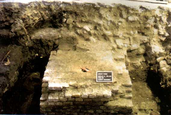 SW-Profil mit den Mauern St.9 und 12; im Vordergrund Mauer St.6